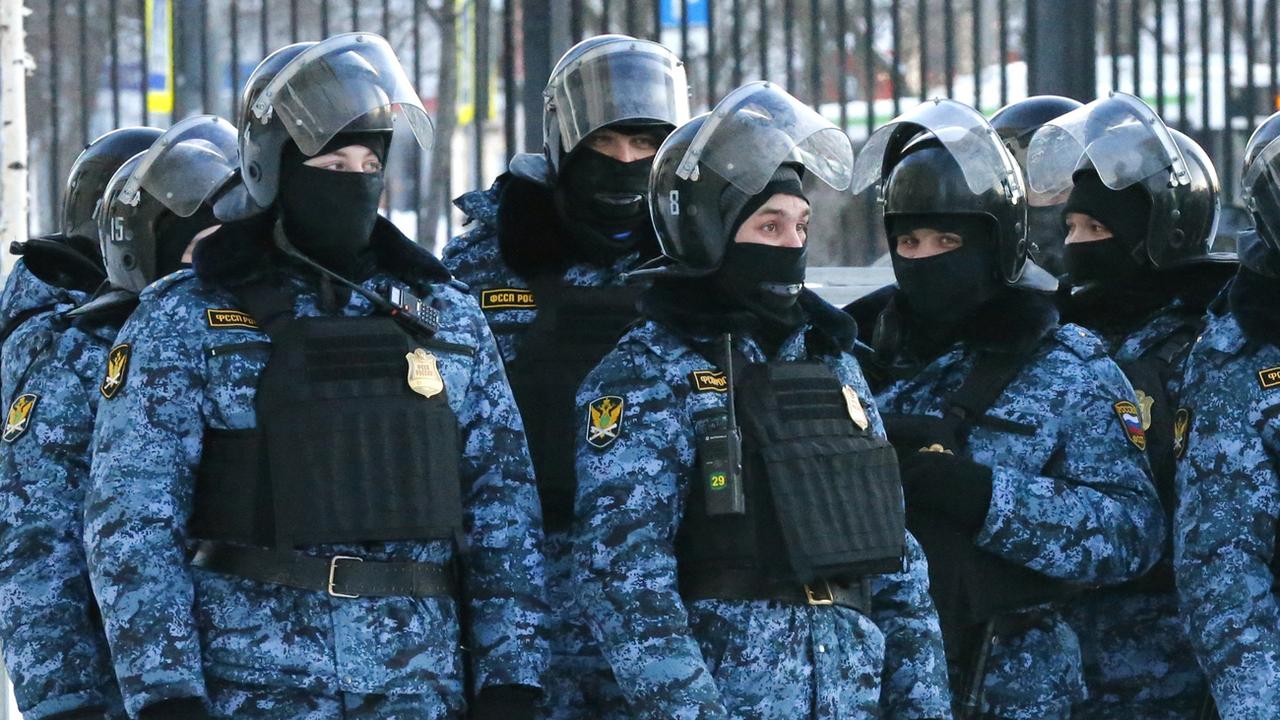 Des policiers russes protègent un tribunal de Moscou dans lequel Alexei Navalny fait face à un nouveau procès. [Keystone/AP Photo - Alexander Zemlianichenko]