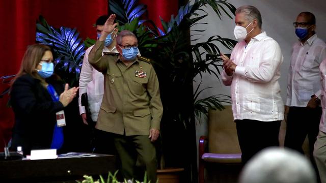 Le président cubain Miguel Diaz-Canel (à droite) a été élu lundi premier secrétaire du Parti communiste, prenant la relève de Raul Castro (à gauche) qui prend sa retraite à 89 ans. [EPA/Keystone - Ariel Ley Royero]