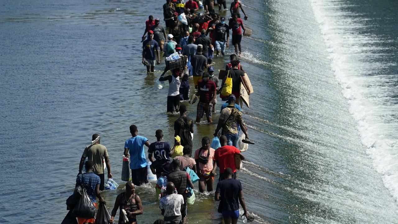 Environ 10'000 migrants ont traversé le Rio Grande ces derniers jours pour tenter d'entrer aux Etats-Unis. [Keystone/AP - Eric Gay]