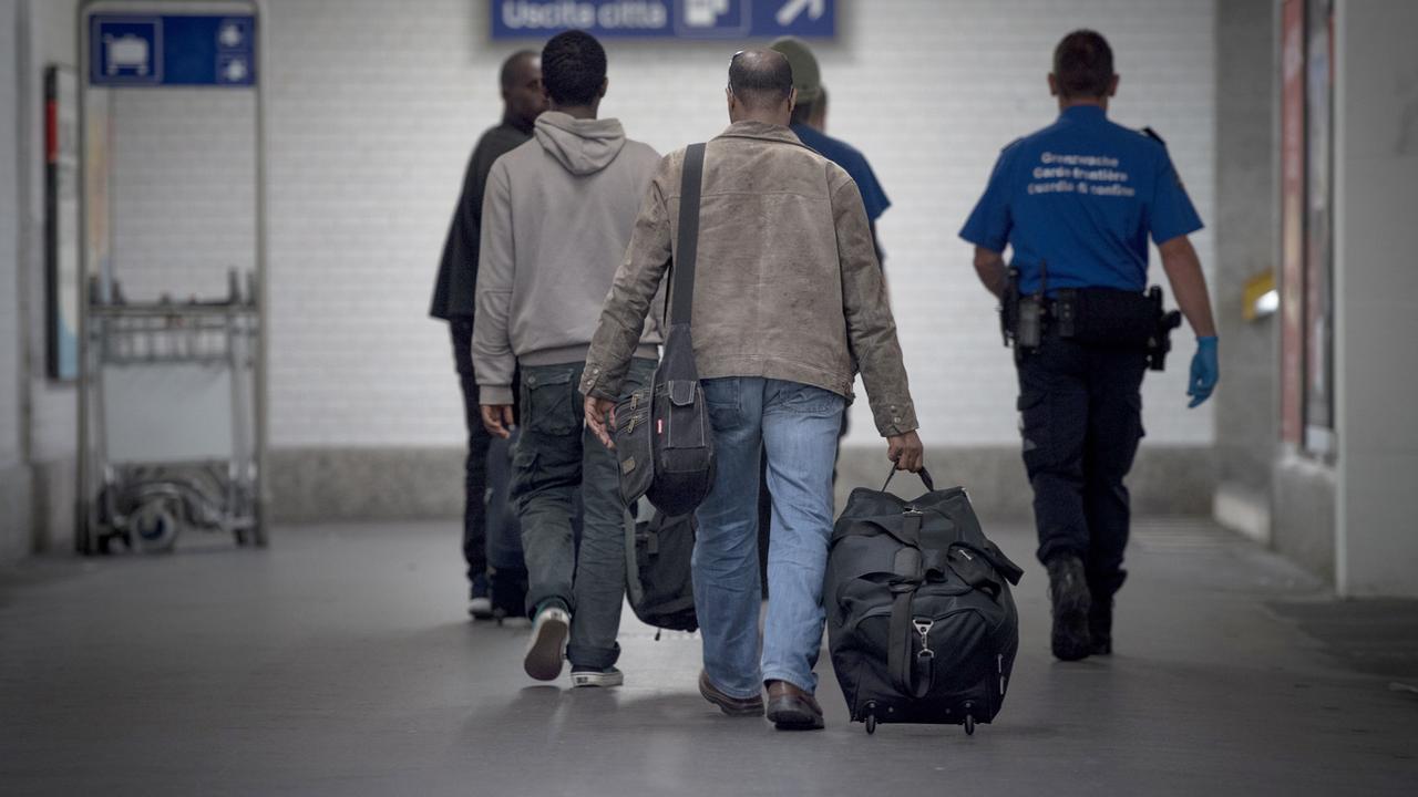 Des migrants arrivent à la gare de Chiasso, au Tessin (image d'illustration). [Keystone/Ti-Press - Pablo Gianinazzi]