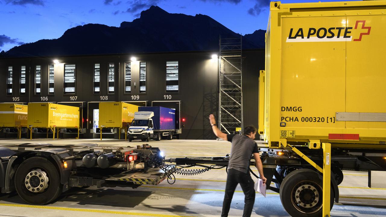 Un camion de La Poste contenant des paquets devant le centre de tri régional de Vétroz (VS). (image d'illustration) [Keystone - Laurent Gillieron]