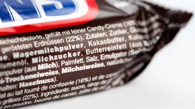 En Suisse, les ingrédients allergènes tels que le lait et les arachides sont assez bien signalés sur les emballages. [KEYSTONE - CHRISTIAN BEUTLER]