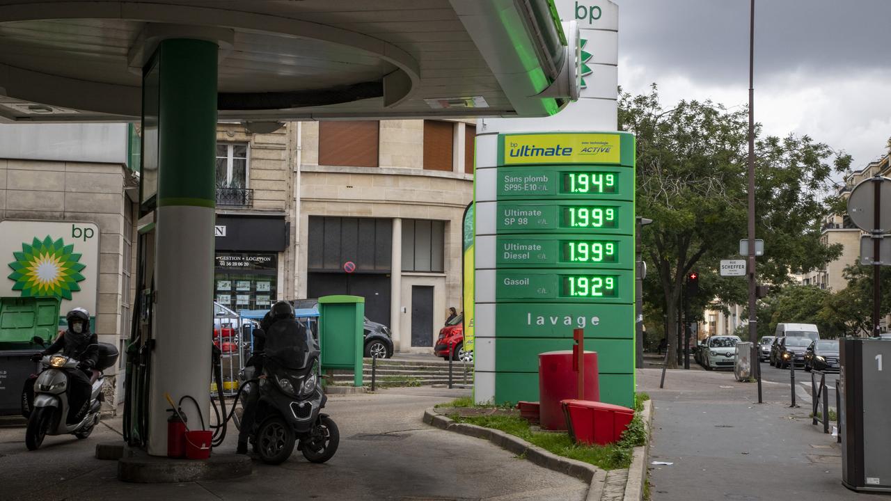 En Allemagne le prix du gazole à la pompe a atteint un niveau record. Même constat en France où les principaux carburants routiers ont poursuivi leur hausse et encore augmenté de 2 centimes la semaine dernière, le gazole atteignant de nouveaux records. [HANS LUCAS VIA AFP - CAROLINE PAUX]