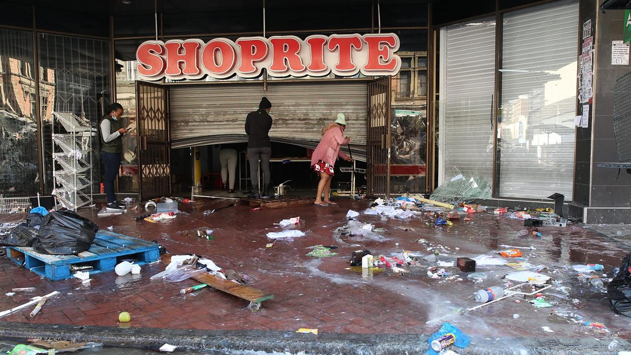 Le bilan des violences en Afrique du Sud s'est alourdi jeudi à 117 morts. Johannesburg, la plus grande ville du pays, a retrouvé un calme relatif et commencé à déblayer les gravats des destructions. [AP - KEYSTONE]