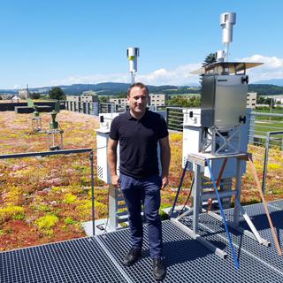 Benoit Crouzy sur le toit du centre technique de météosuisse, à Payerne. [RTS - Bastien von Wyss]