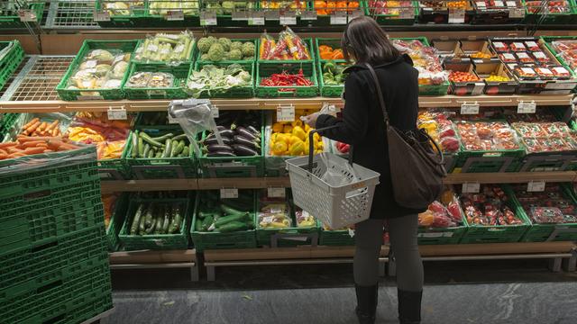 La progression de l'indice IPC s'explique notamment par la hausse des prix des fruits et légumes. [Keystone - Christian Beutler]