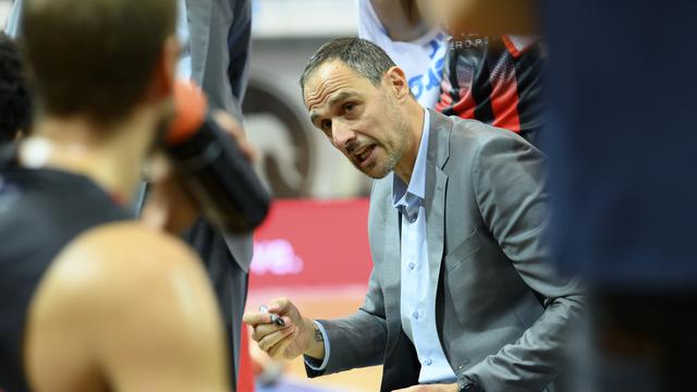 Andrej Stimac, le brillant joueur devenu coach, distille ici de précieux conseils. [Keystone - Anthony Anex]