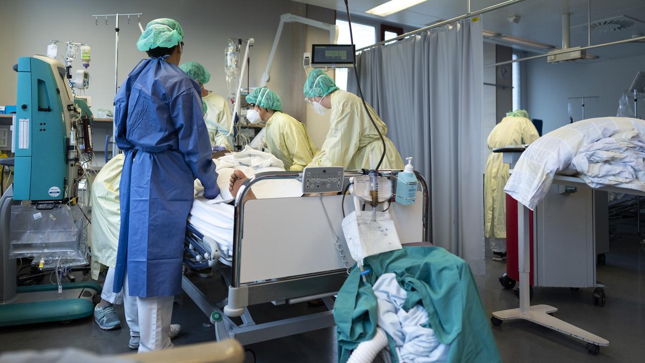 Un patient Covid aux soins intensifs de l'hôpital Triemli, à Zurich. [Keystone - Gaëtan Bally]