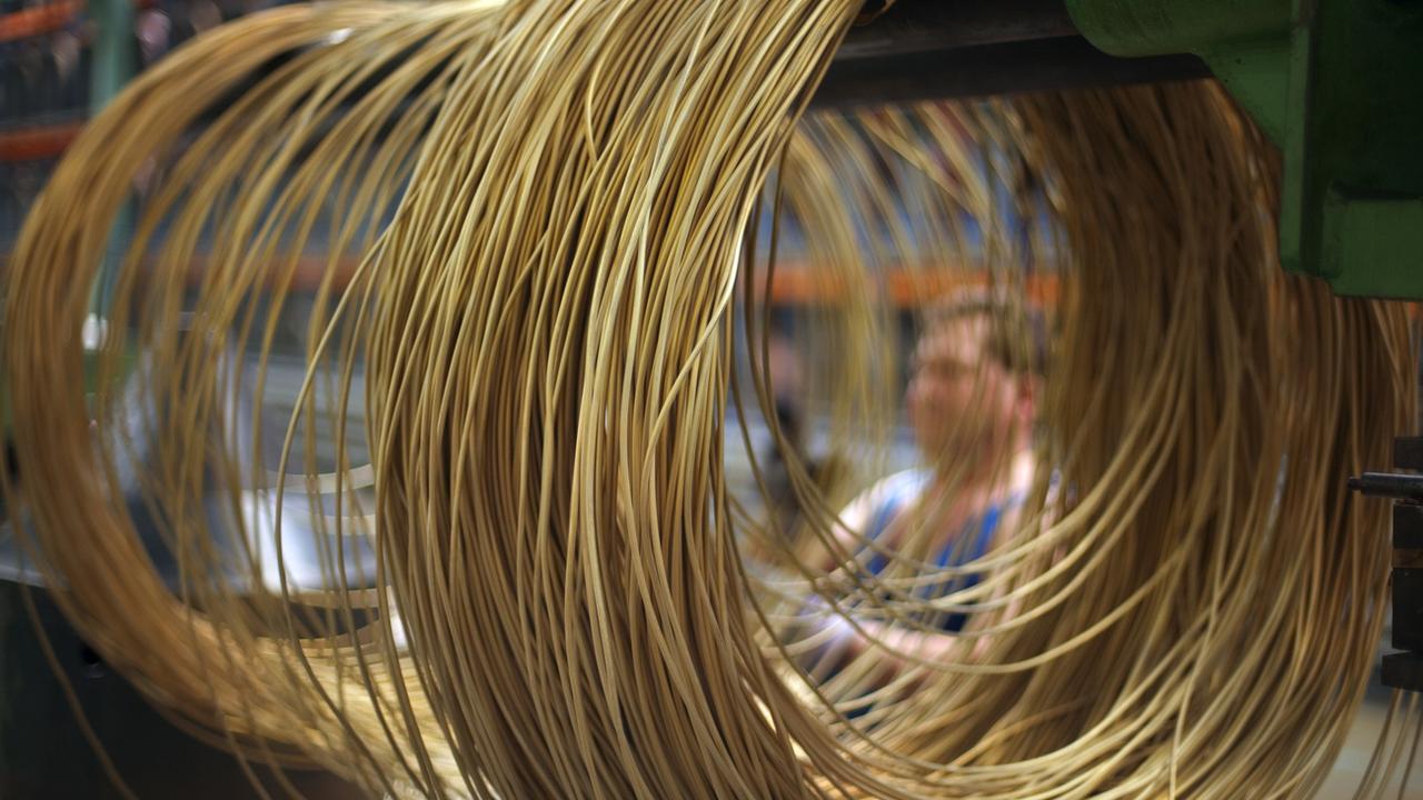 Des câbles de cuivres dans l'usine de Swissmetal à Dornach (SO). [Keystone - Gaetan Bally]