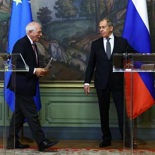 Josep Borrell (à gauche) s'est rendu à Moscou du 4 au 6 février à l'invitation du Kremlin pour la première visite d'un chef de la diplomatie européenne en Russie depuis 2017. [AFP - RUSSIAN FOREIGN MINISTRY]