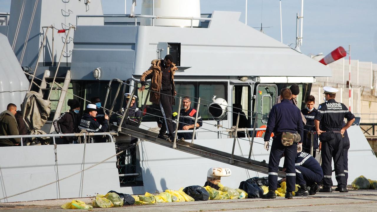 Des migrants secourus par la Marine française débarquent à Calais, 18.10.2021. [AFP - Bernard Barron]