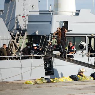 Des migrants secourus par la Marine française débarquent à Calais, 18.10.2021. [AFP - Bernard Barron]