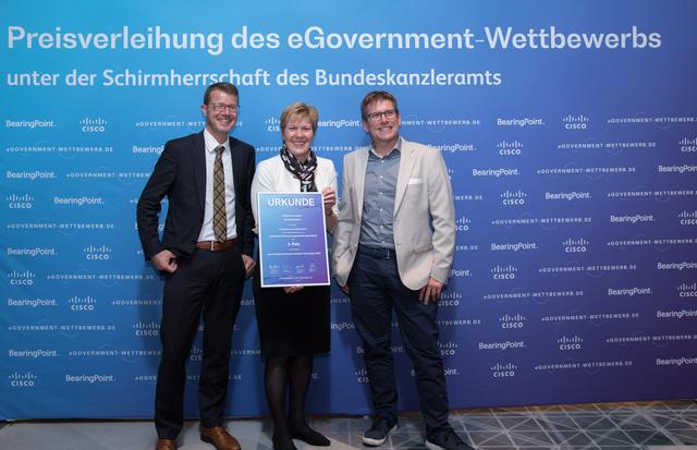 Thomas Alabor, responsable innovation à Bedag Informatik AG (à gauche) en compagnie de Marianne Nufer et Reto Achermann de l'administration fiscale d'Obwald, lors de la remise du 3e prix de la catégorie "Meilleur projet pour l'utilisation des technologies innovantes 2020" du concours eGouvernement. [egovernment-wettbewerb.de]
