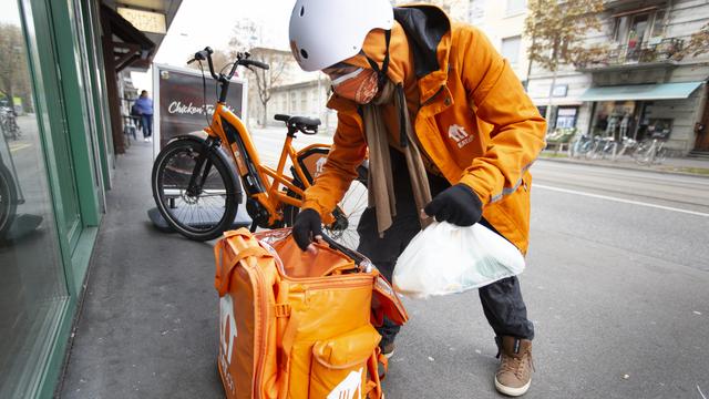 Un livreur de repas à domicile, le 19 octobre 2020 à Zurich. [Keystone - Gaetan Bally]