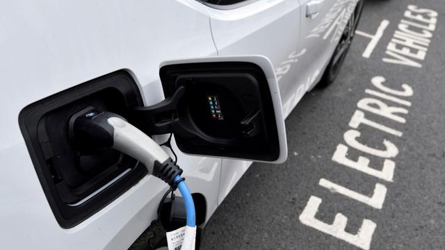 Une voiture électrique branchée à une station de recharge à Londres. [Reuters - Toby Melville]