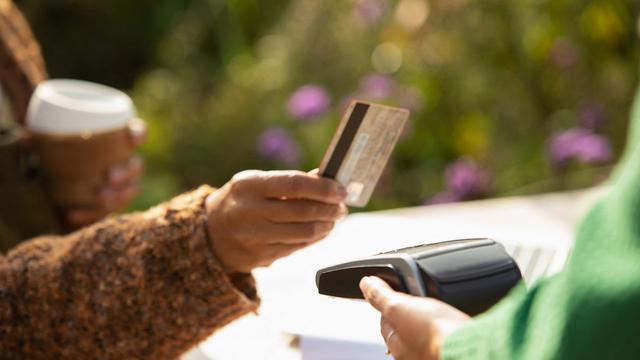 La pandémie a renforcé la possibilité de pouvoir payer sans contact. [Science Photo Library/AFP - Martin Barraud]