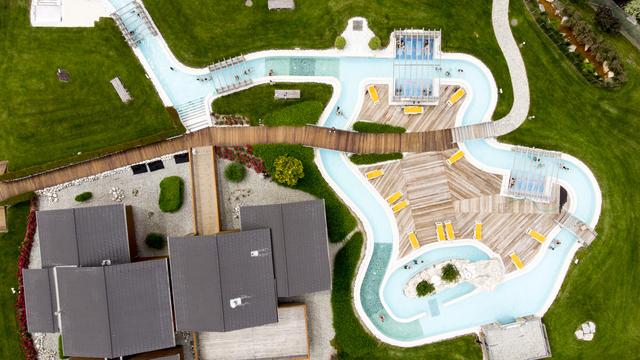 Les bains de Saillon vus du ciel, photographiés le 6 juin 2020. [Keystone - Laurent Gillieron]