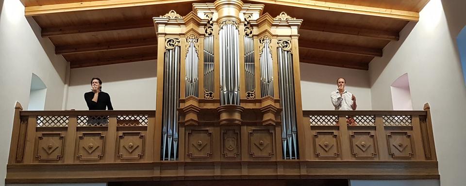 Rencontre avec Jean Boucault et Johnny Rasse, deux passionnés et chanteurs d'oiseaux dans l’Eglise de Beurnevésin dans le Jura. [RTS - Sarah Dirren]