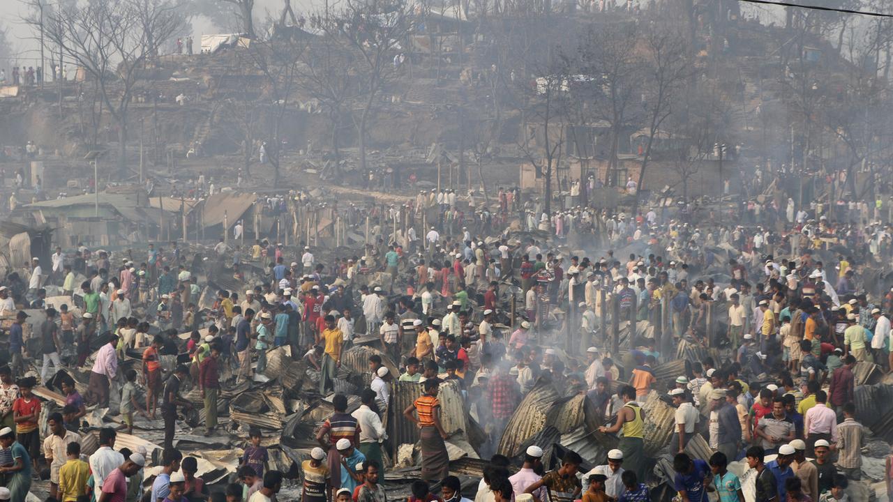 Au moins 15 Rohingyas sont morts et 400 autres sont portés disparus dans le gigantesque incendie qui a ravagé un immense camp de réfugiés dans le sud-est du Bangladesh. [AP/Keystone - Shafiqur Rahman]