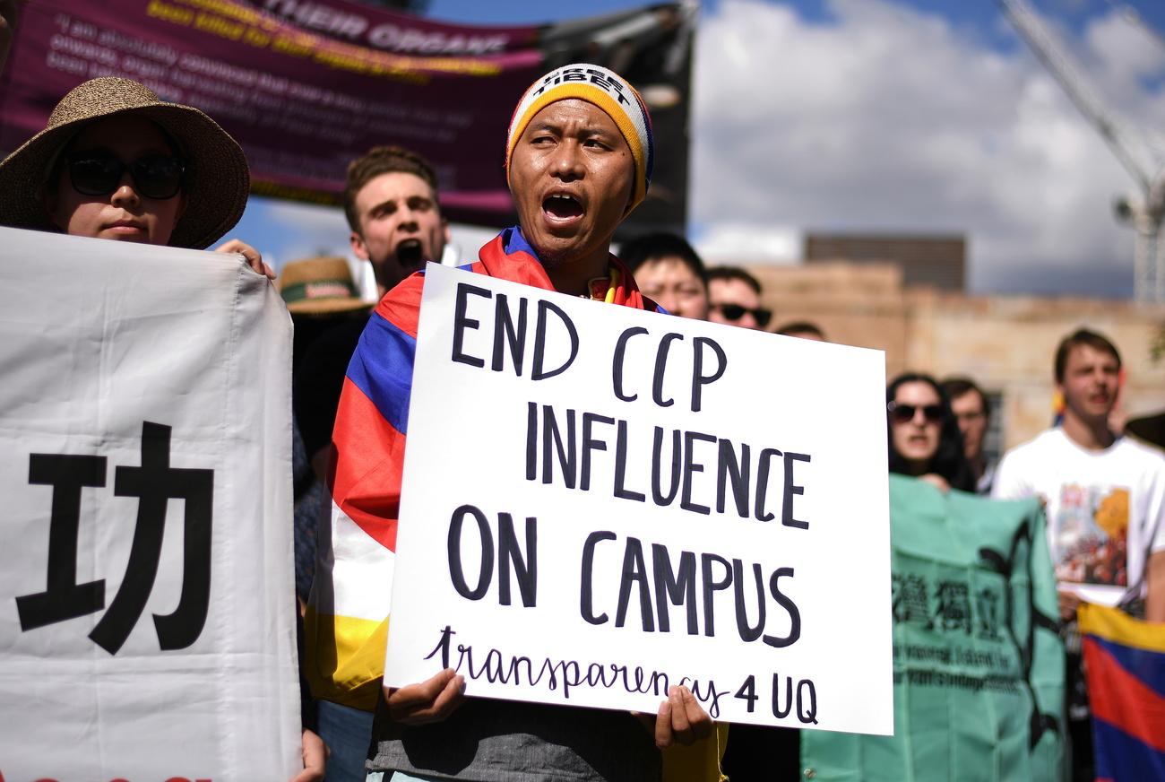 Une manifestation a eu lieu à la Queensland University de Brisbane le 31 juillet 2019 pour dénoncer l'influence de la Chine sur les universités australiennes. [Keystone - Dave Hunt]