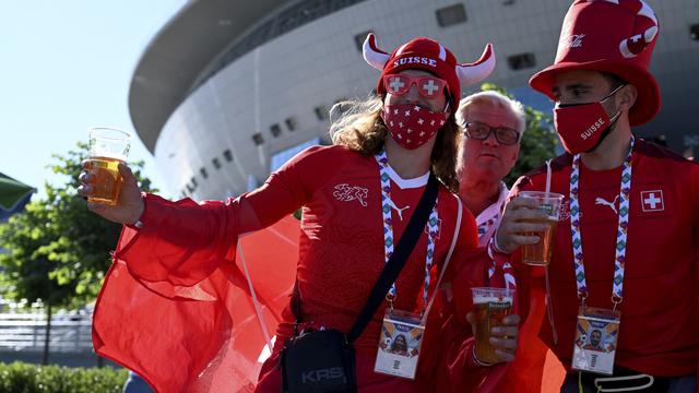 Vendredi 2 juillet: des fans suisses avant le match contre l'Espagne à Saint-Pétersbourg. [Keystone - Kirill Kudryavtsev/AP]