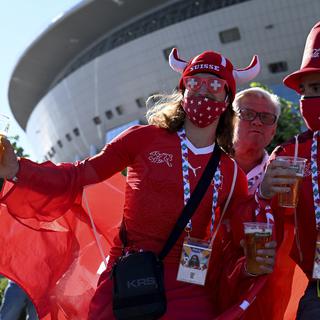 Vendredi 2 juillet: des fans suisses avant le match contre l'Espagne à Saint-Pétersbourg. [Keystone - Kirill Kudryavtsev/AP]