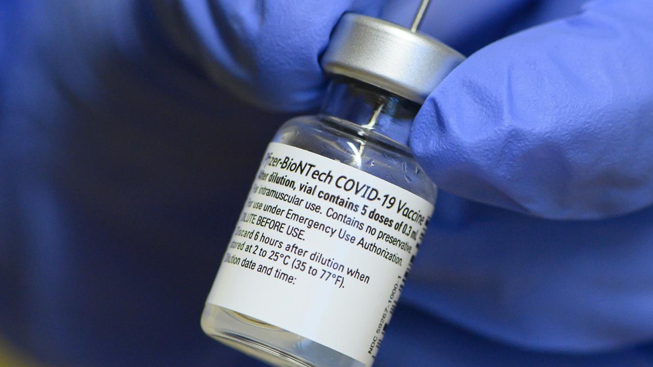 Une petite fiole contenant cinq doses du vaccin développé par Pfizer-BioNTech contre le Covid-19. [Keystone/dpa - Robert Michael]