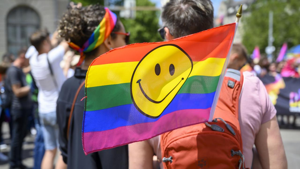 Deux personnes manifestent à la Gay Pride de Zurich, le 15 juin 2019. [Keystone - Melanie Duchene]
