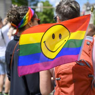 Deux personnes manifestent à la Gay Pride de Zurich, le 15 juin 2019. [Keystone - Melanie Duchene]