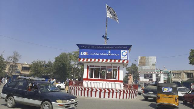 Un drapeau taliban flotte sur la rue principale de Kunduz, le 8 août 2021. [Keystone - Abdullah Sahil]