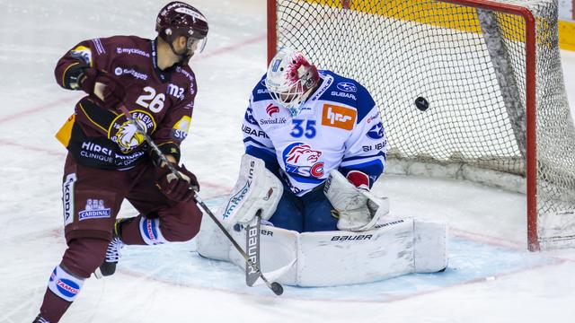 Daniel Winnik (gauche) et les Aigles ont dominé les Lions de Zurich. [Martial Trezzini]