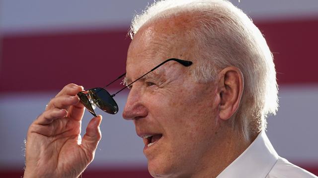 Joe Biden a notamment offert une paire de ses lunettes de soleil préférées à Vladimir Poutine en marge de leur rencontre à Genève. [Reuters - Kevin Lamarque]