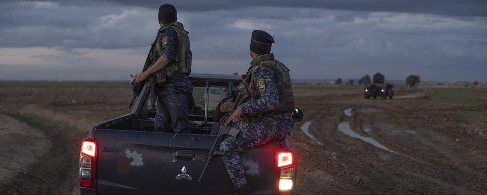 Les forces irakiennes patrouillent de nuit, lorsque les combattants de Daesh profitent de l'obscurité du soir pour se ravitailler. [RTS - Charles Thiéfaine]