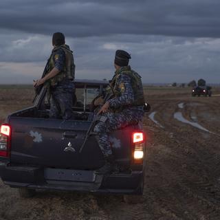 Les forces irakiennes patrouillent de nuit, lorsque les combattants de Daesh profitent de l'obscurité du soir pour se ravitailler. [RTS - Charles Thiéfaine]