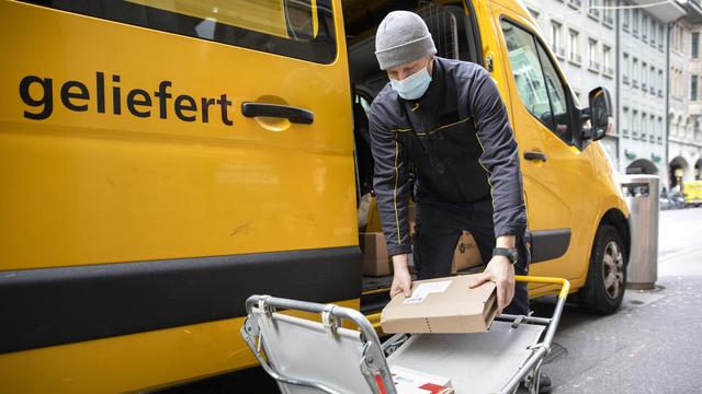 La Poste peine toujours à faire face à la forte progression du nombre de colis. [Keystone - Peter Klaunzer]