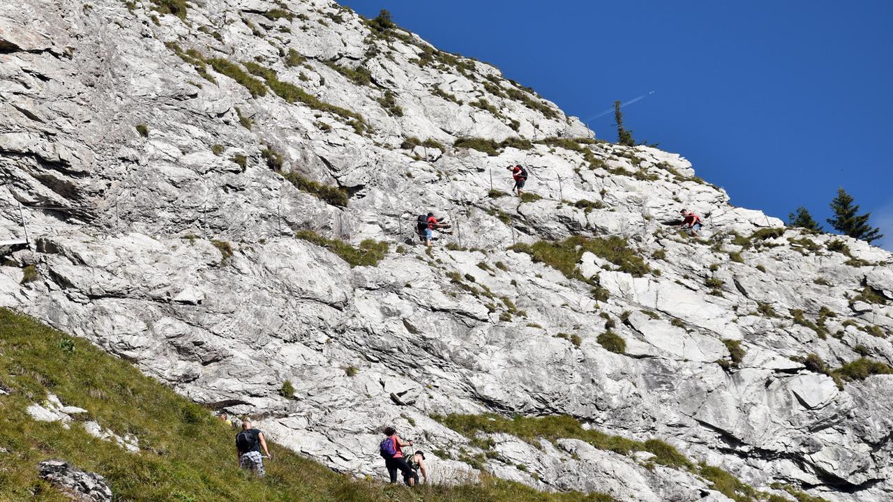 Des randonneurs montent le Grosser Mythen dans le canton de Schwyz. [KEYSTONE - Simon Meier]