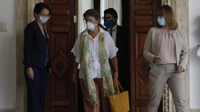 Isabel Brilhante, ambassadrice de l'Union européenne, sort d'une réunion avec le ministre des affaires étrangères du Venezuela où elle a reçu une lettre de "persona non grata". Caracas, le 24 février 2021. [Keystone/AP Photo - Ariana Cubillos]