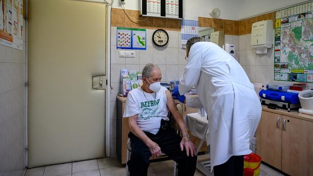 Un patient reçoit une injection du vaccin contre le Covid-19, le 4 février 2021 à Tatabanya, en Hongrie. [EPA/Keystone - Tamas Vasvary]