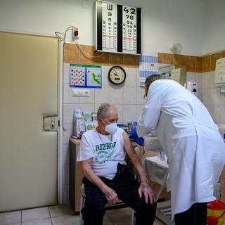 Un patient reçoit une injection du vaccin contre le Covid-19, le 4 février 2021 à Tatabanya, en Hongrie. [EPA/Keystone - Tamas Vasvary]