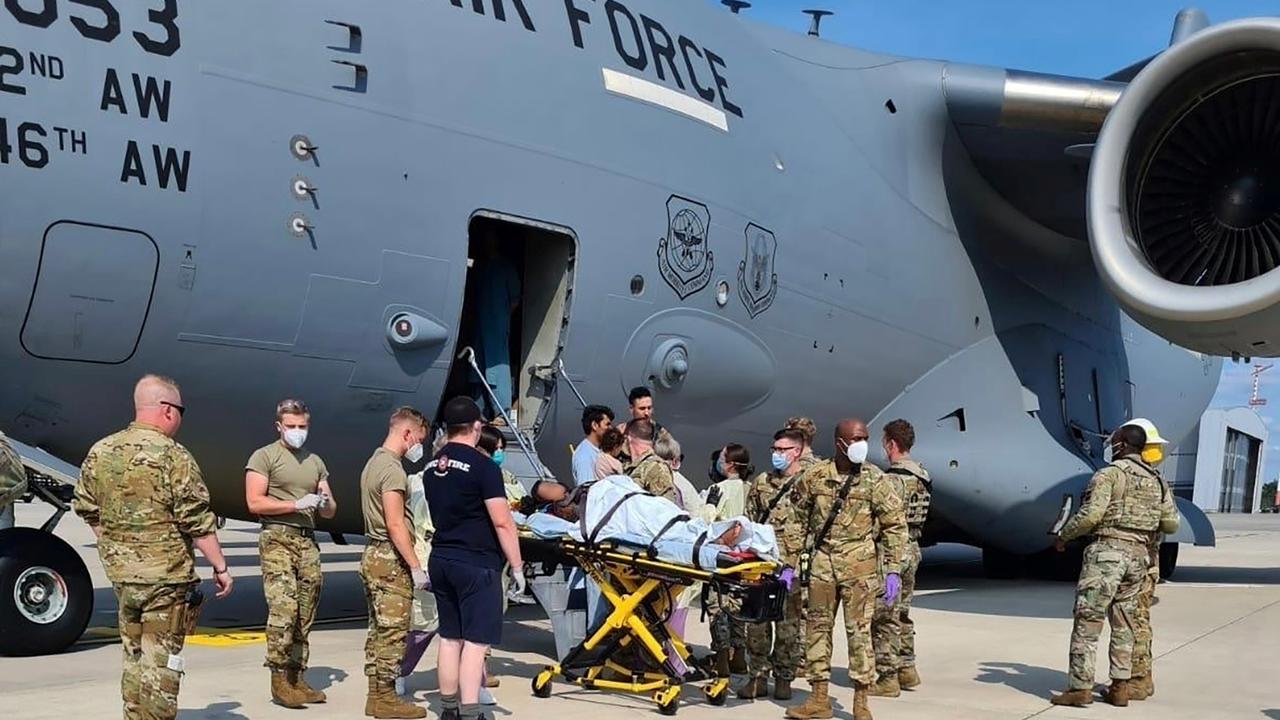 La mère de la petite Afghane évacuée vers un hôpital de Ramstein en Allemagne juste après son accouchement à bord de l'avion militaire américain. [U.S. Air Force]