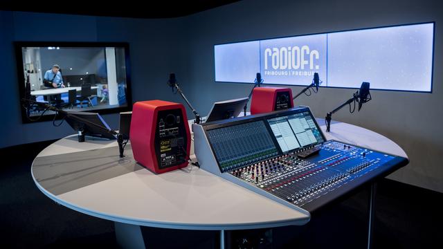 Une vue sur le studio de RadioFr. Fribourg/Freiburg lors de l'inauguration du Mediaparc, le centre de médias fribourgeois à Villars-sur-Glâne. [KEYSTONE - JEAN-CHRISTOPHE BOTT]