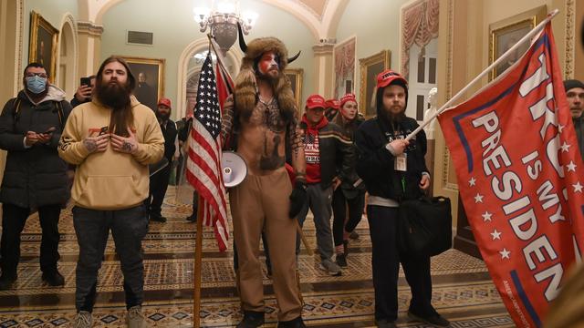 Des supporters de Donald Trump, dont un membre du groupe Qanon, ont fait irruption dans le Capitole. [AFP - Saul Loeb]