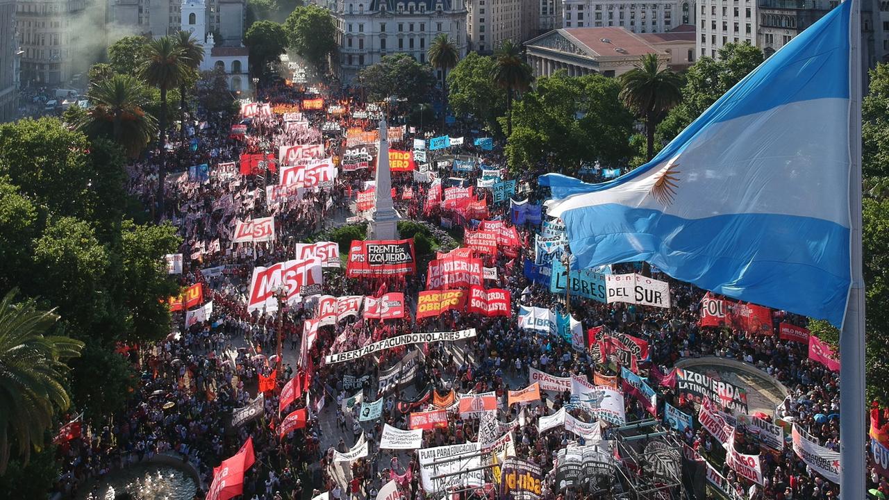 La foule massée sur la Plaza de Mayo à Buenos Aires, samedi 11.12.2021. [EPA/Keystone - Juan Ignacio Roncoroni]