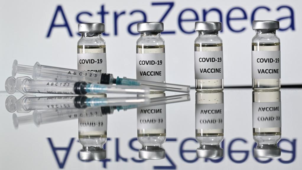 L'Union Européenne juge les retards d'AstraZeneca concernant la livraisons de ses vaccins contre le Covid-19 inacceptables. [AFP - Justin Tallis]