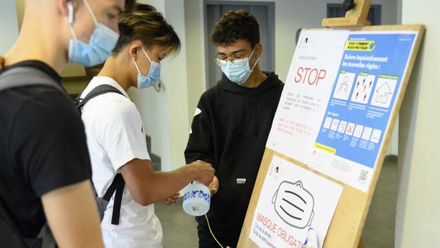 Le quotidien des jeunes depuis le début de la crise sanitaire du Covid-19 se résume à la routine "maison-école-dodo". [Keystone - Laurent Gillieron]