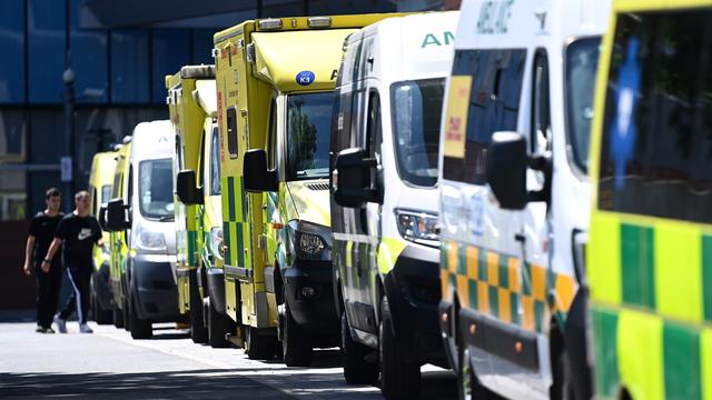 Des ambulances attendent à l'extérieur du Royal London Hospital. Londres, le 14 juin 2021. [Keystone/epa - Andy Rain]