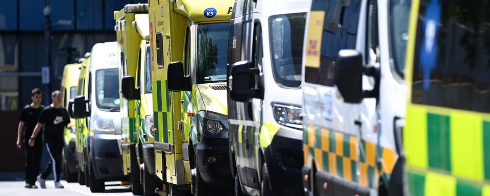 Des ambulances attendent à l'extérieur du Royal London Hospital. Londres, le 14 juin 2021. [Keystone/epa - Andy Rain]