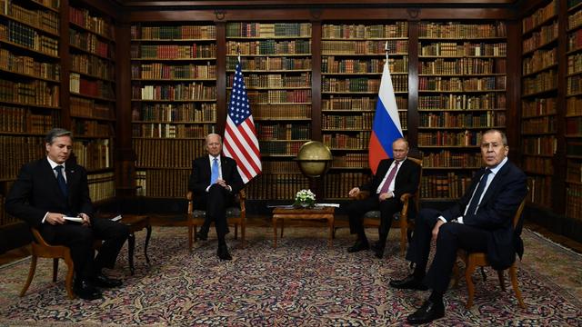 Le secrétaire d'Etat américain Antony Blinken, le président américain Joe Biden, le président russe Vladimir Poutine et le ministre russe des Affaires étrangères Sergei Lavrov. Genève, le 16 juin 2021. [AFP/pool - Brendan Smialowski]