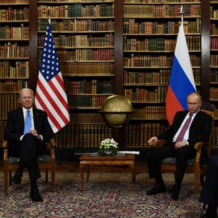 Le secrétaire d'Etat américain Antony Blinken, le président américain Joe Biden, le président russe Vladimir Poutine et le ministre russe des Affaires étrangères Sergei Lavrov. Genève, le 16 juin 2021. [AFP/pool - Brendan Smialowski]