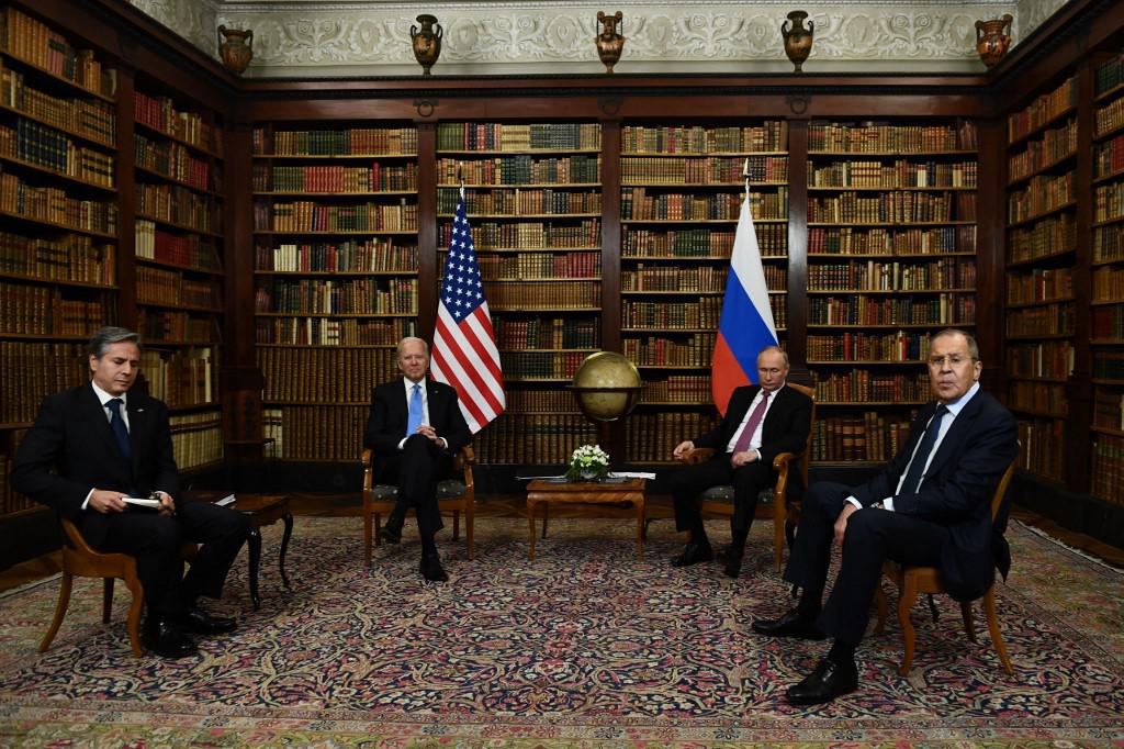 Le secrétaire d'Etat américain Antony Blinken, le président américain Joe Biden, le président russe Vladimir Poutine et le ministre russe des Affaires étrangères Sergei Lavrov. Genève, le 16 juin 2021. [AFP/pool - Brendan Smialowski]